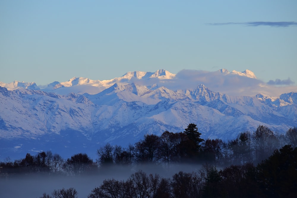 Una vista de una cadena montañosa cubierta de nieve