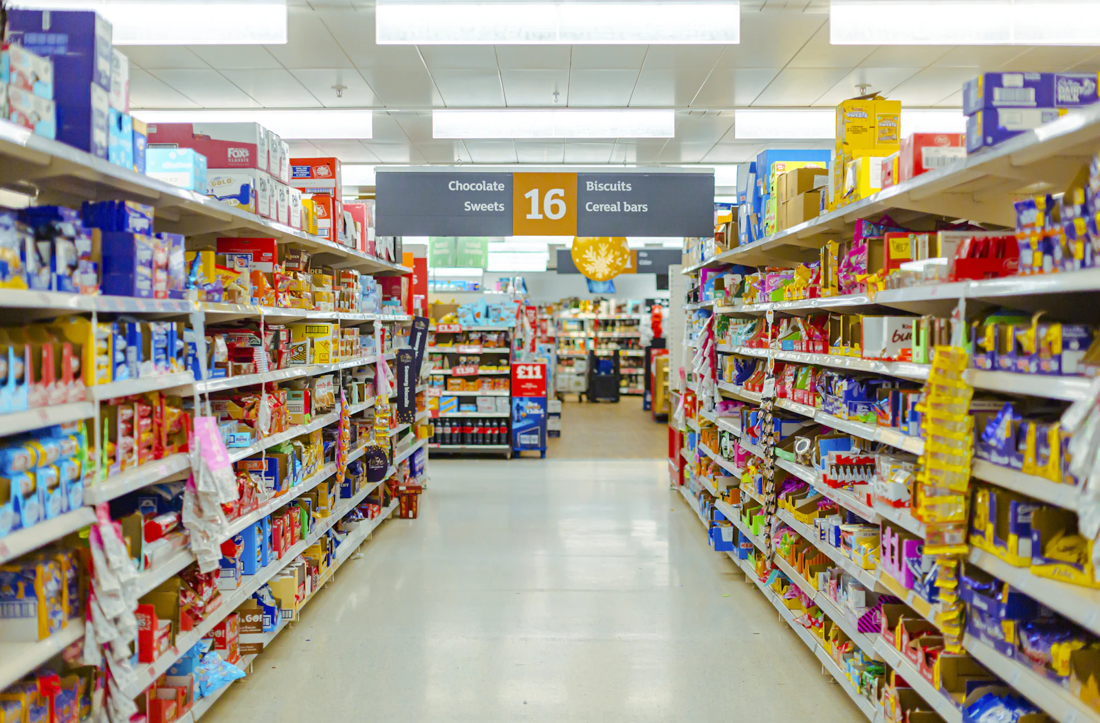 alejka z produktami w supermarkecie