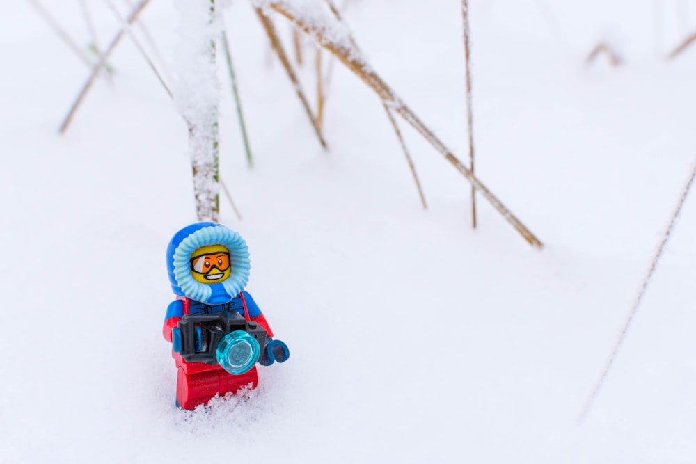 um pequeno carro de brinquedo na neve em um dia ensolarado