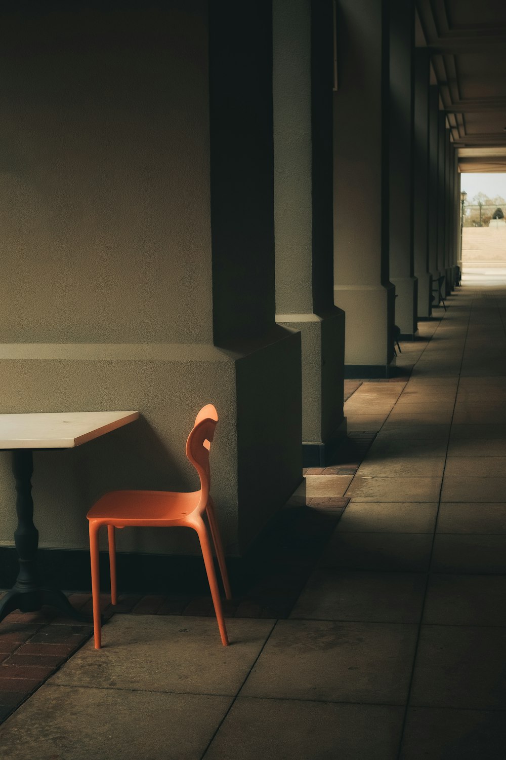 a chair sitting on the side of a building