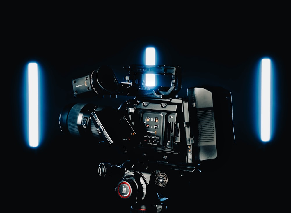 a camera with a flash light on a tripod