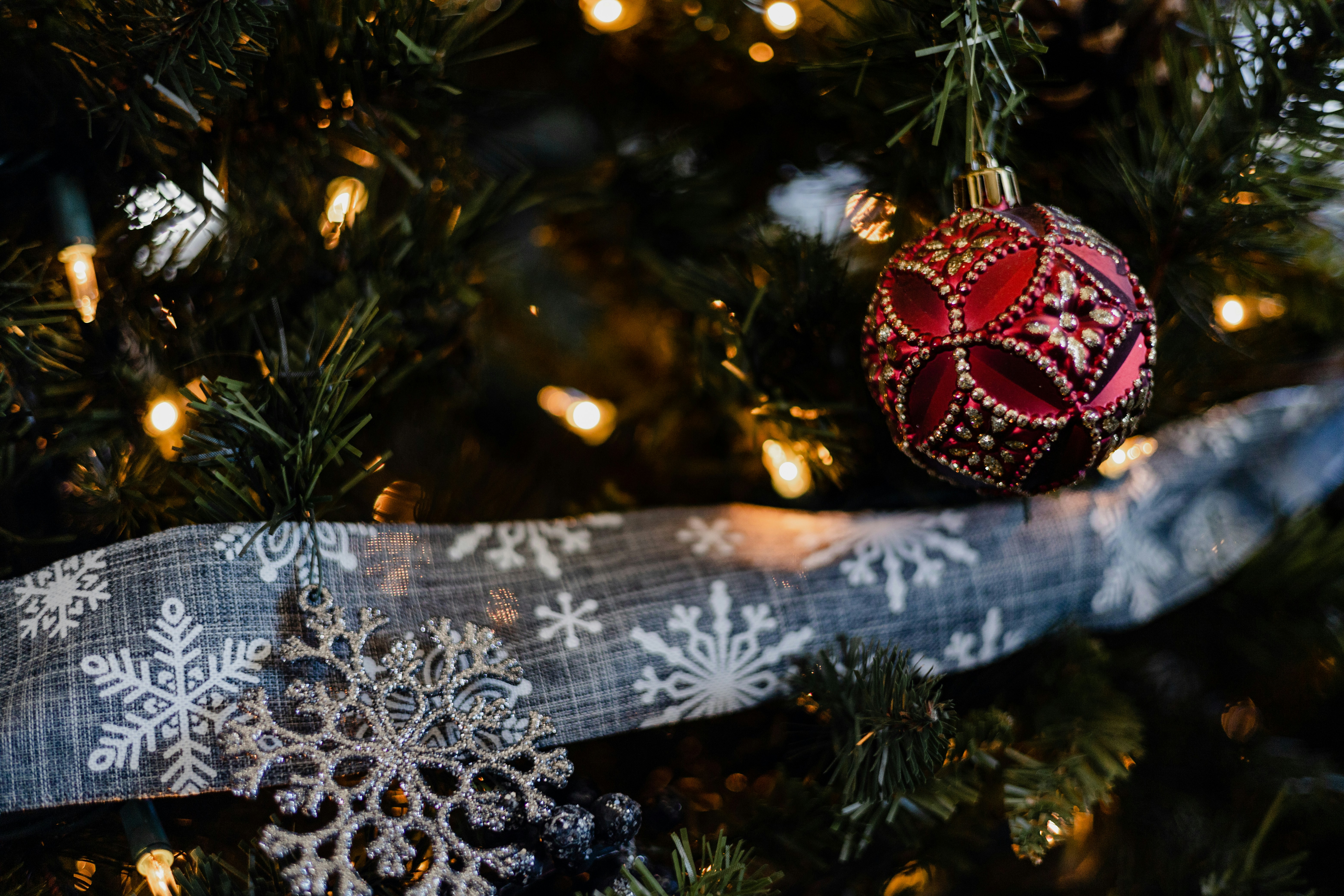 Un adorno navideño colgando de un árbol de Navidad