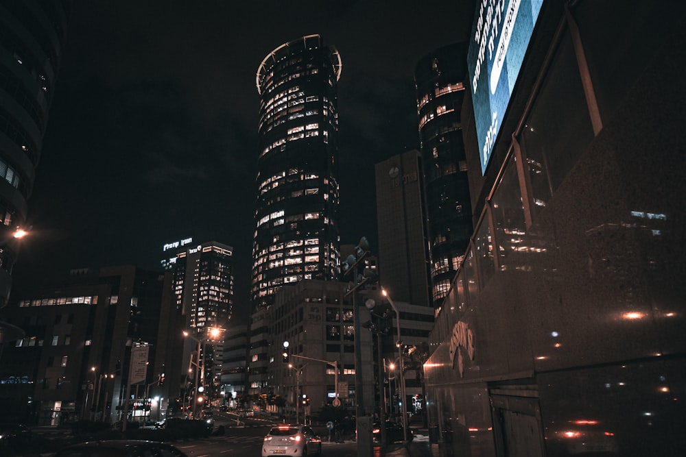 Eine Stadtstraße bei Nacht mit hohen Gebäuden