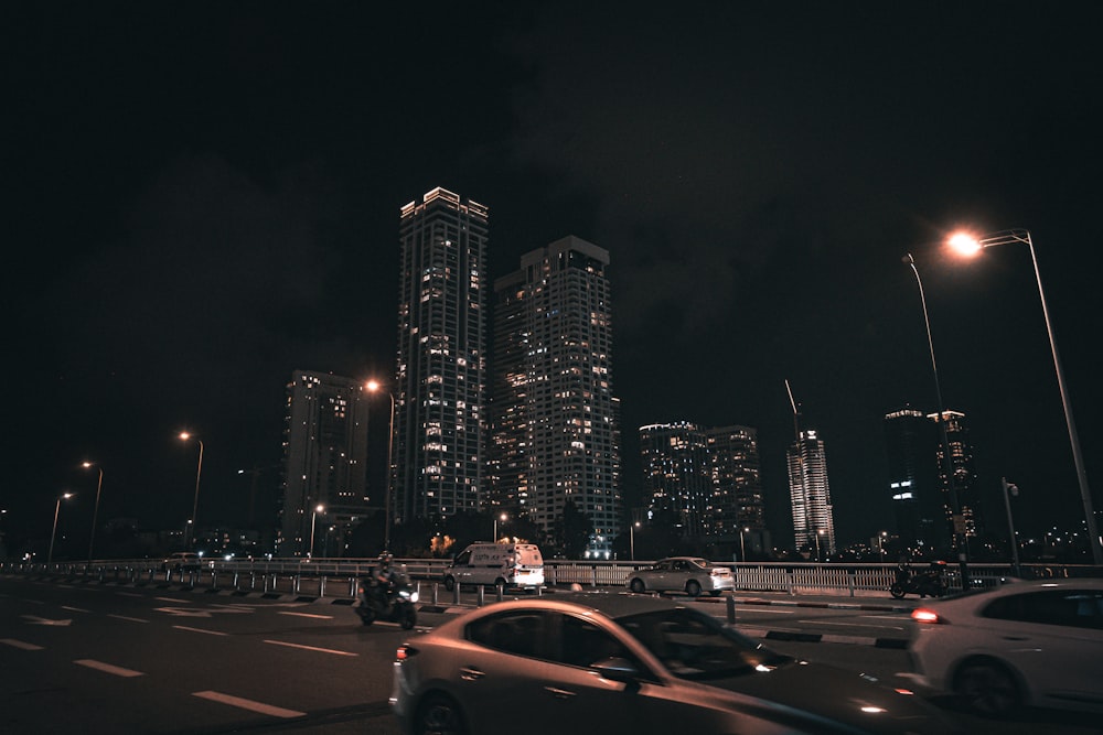 Eine Stadt bei Nacht mit viel Verkehr