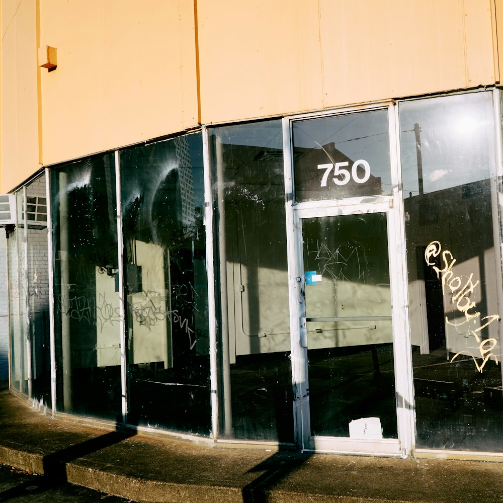 une devanture de magasin avec une vitrine sur laquelle figurent des graffitis