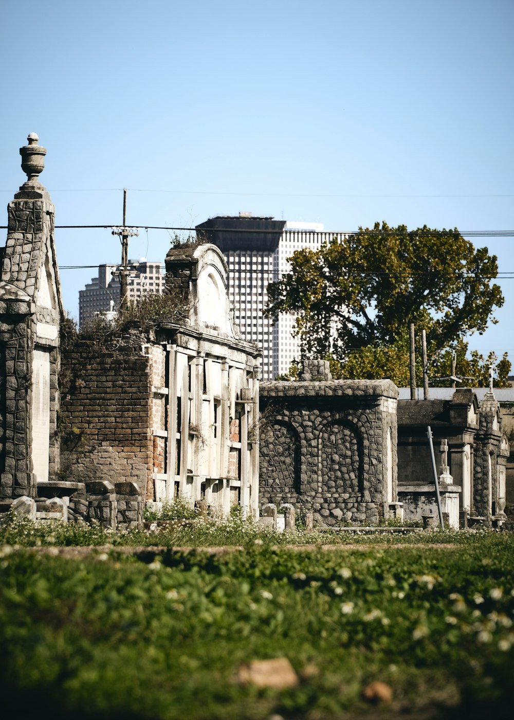 um antigo cemitério no meio de uma cidade