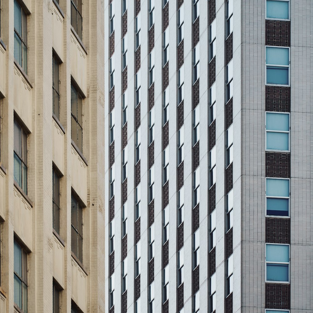 un par de edificios altos uno al lado del otro