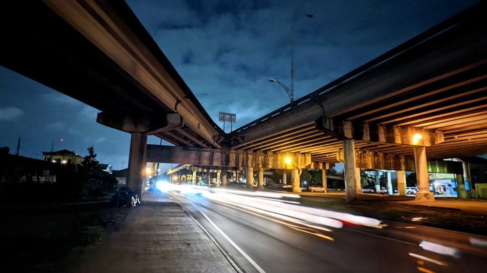 um tiro de longa exposição de uma rodovia à noite