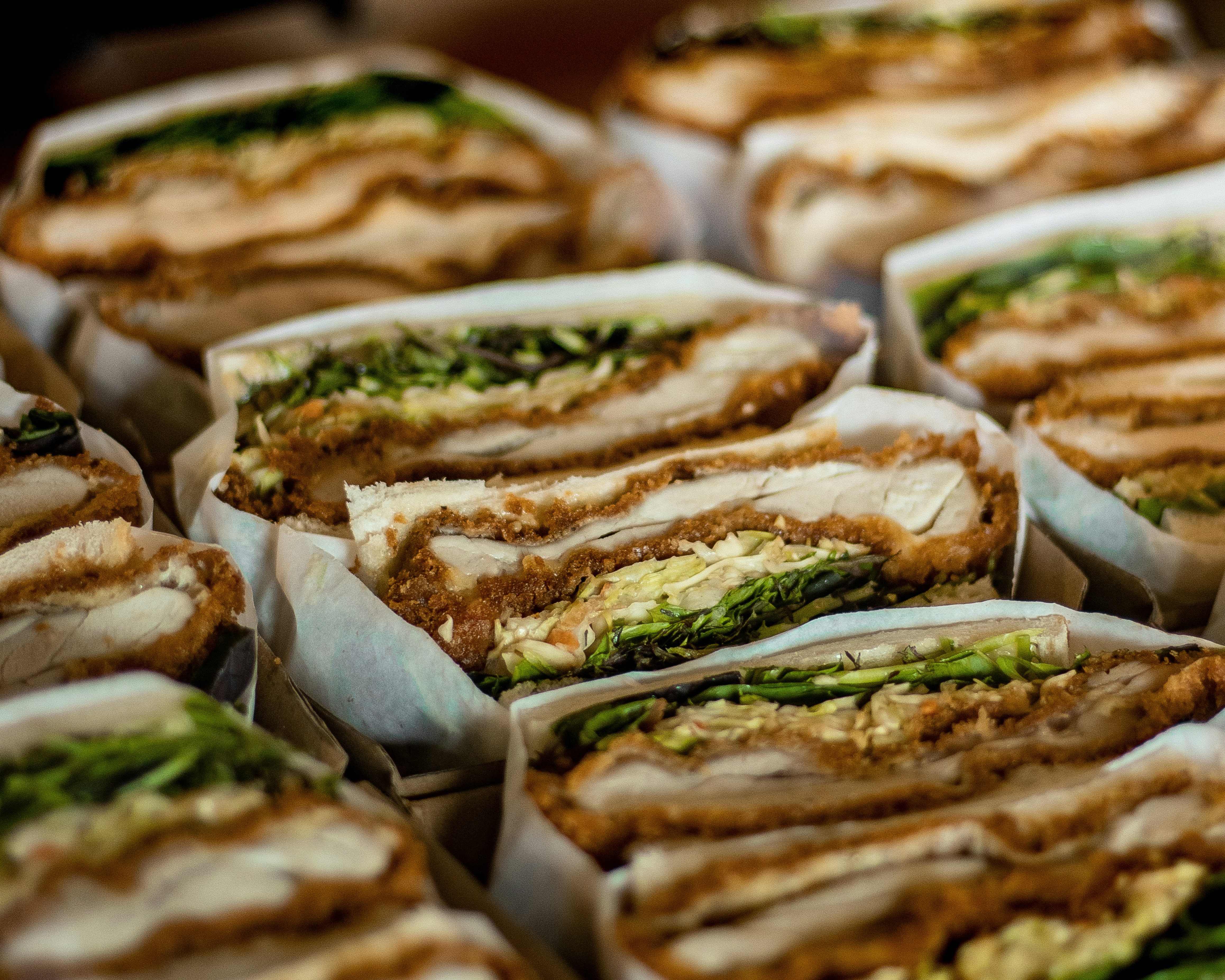 https://images.unsplash.com/photo-1670710029403-607db8eeec83?ixid=M3w2MjYzNjJ8MHwxfHNlYXJjaHwxfHxjaGlja2VuJTIwc2FuZHdpY2hlc3xlbnwwfDB8fHwxNzgwNzY1NjkwfDA&ixlib=rb-4.1.0
