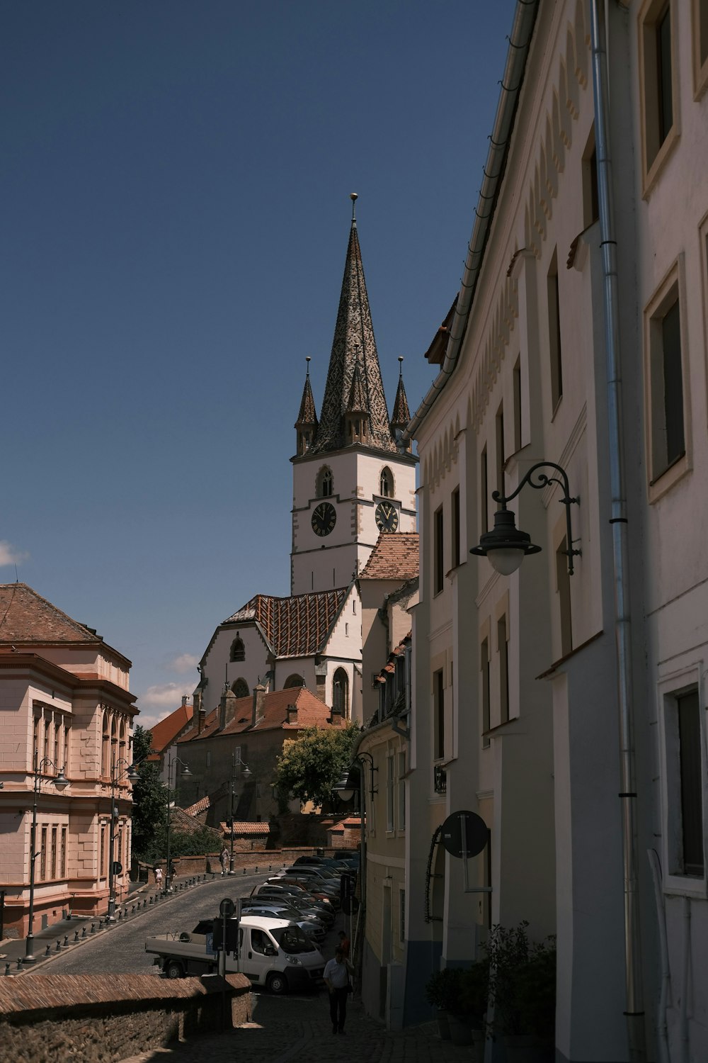 eine Stadtstraße mit einem Kirchturm im Hintergrund