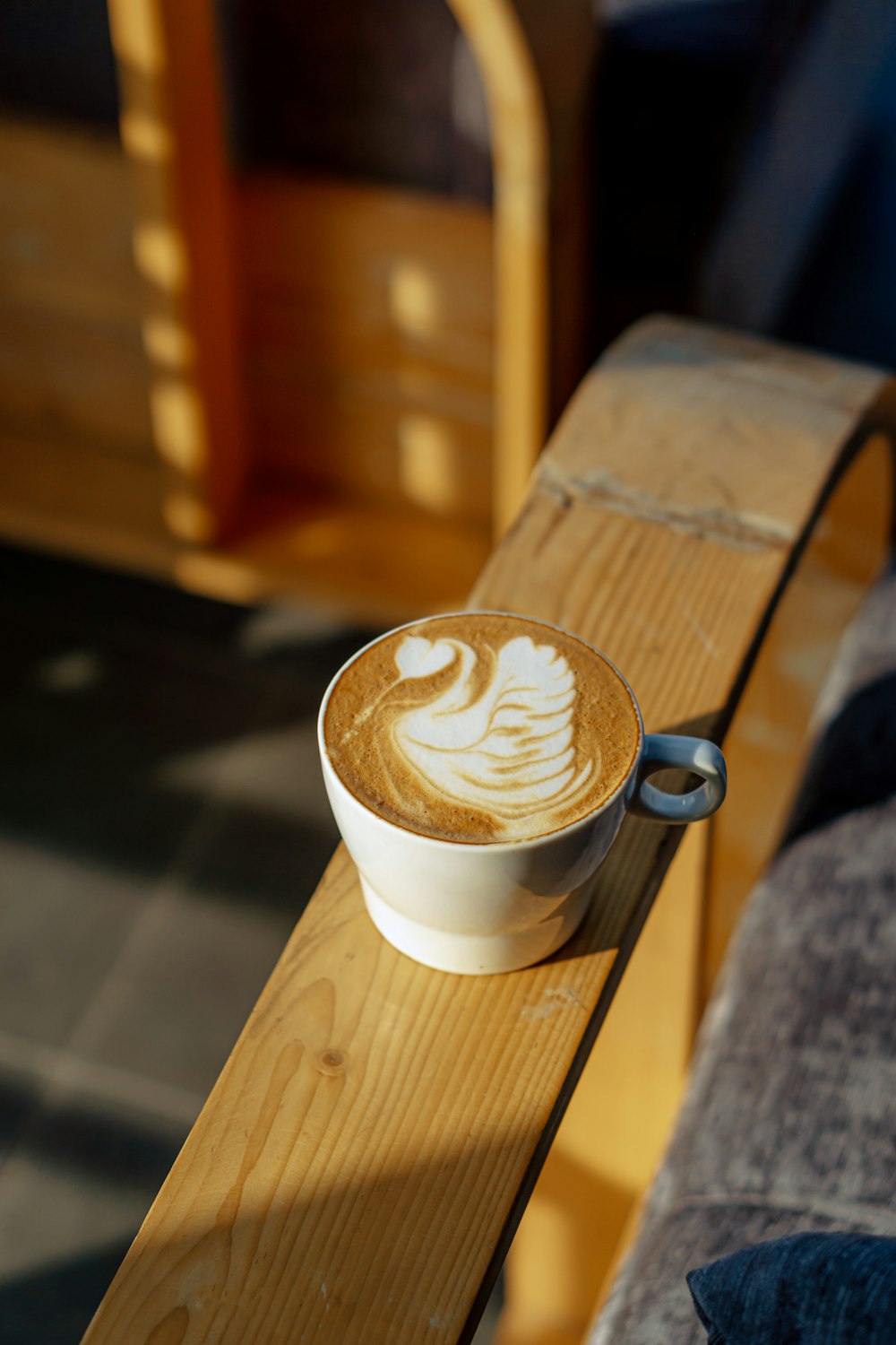 uma xícara de cappuccino em uma mesa de madeira