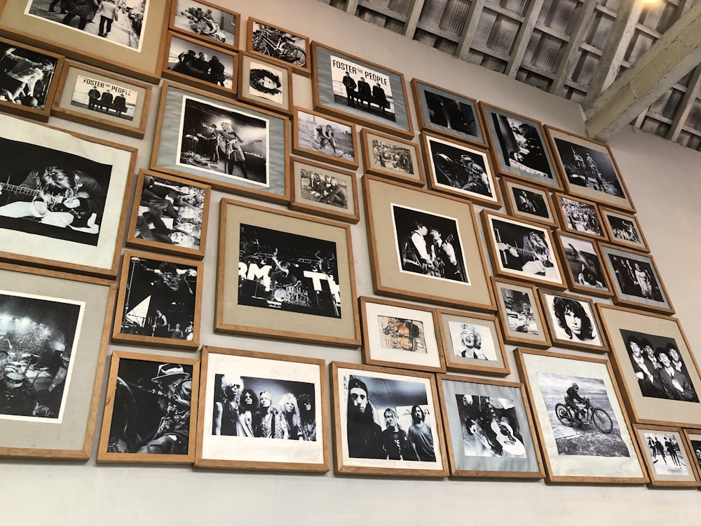 Una parete piena di fotografie in bianco e nero