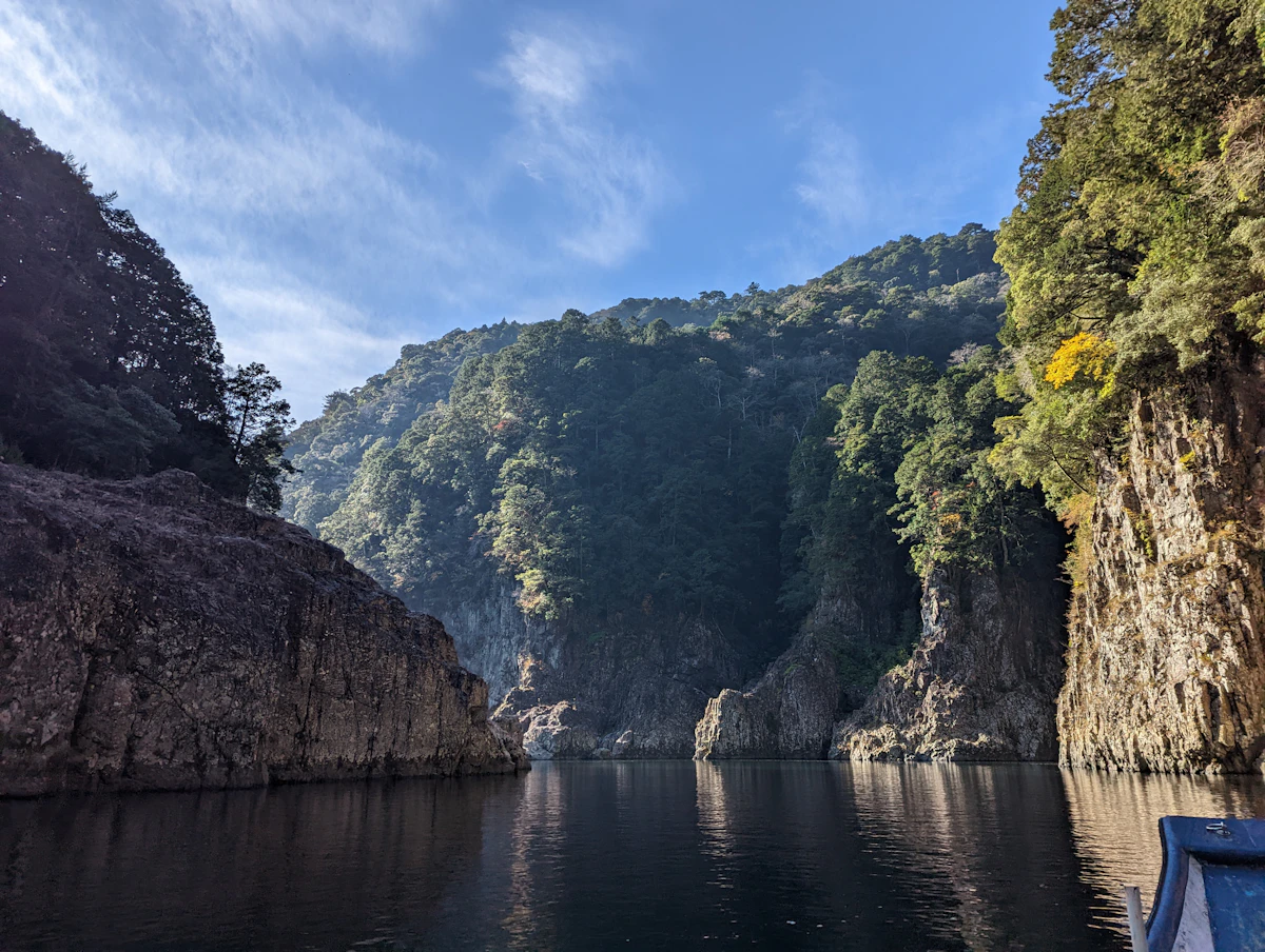 Canoë au pied d'une falaise