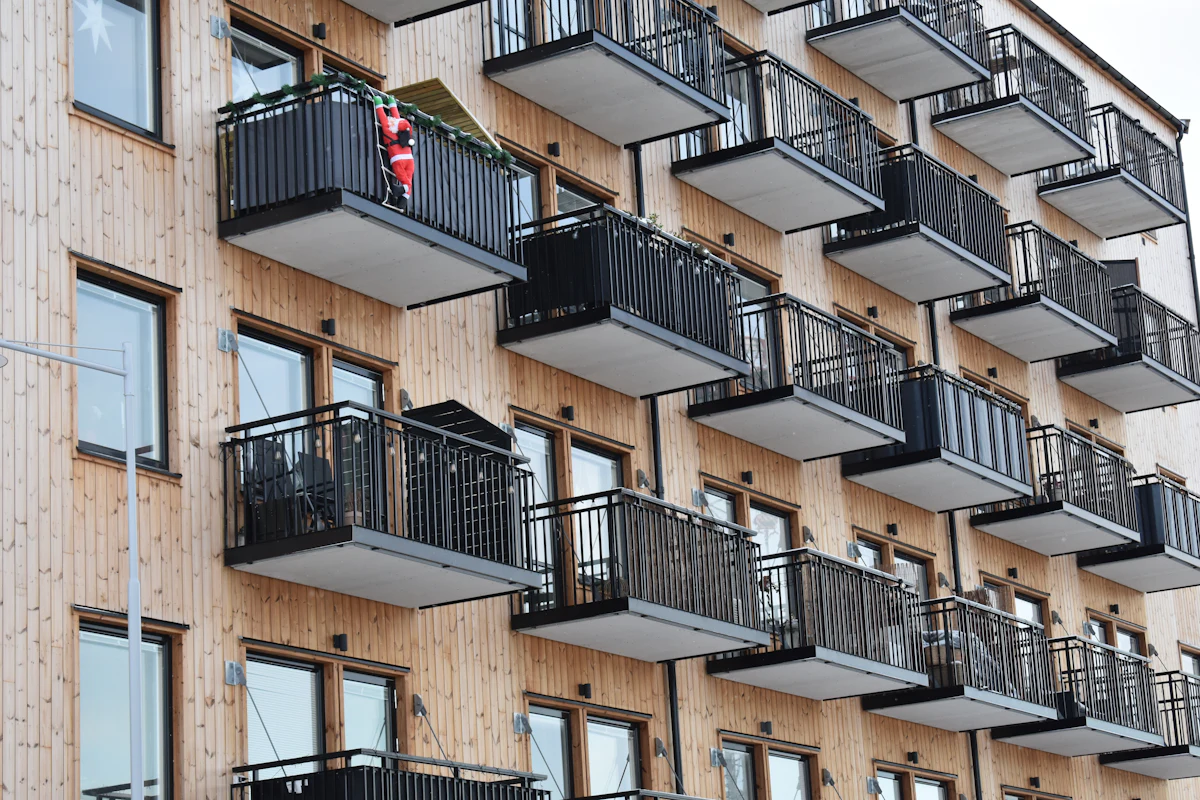 Flerbostadshus med balkonger i Karlstad