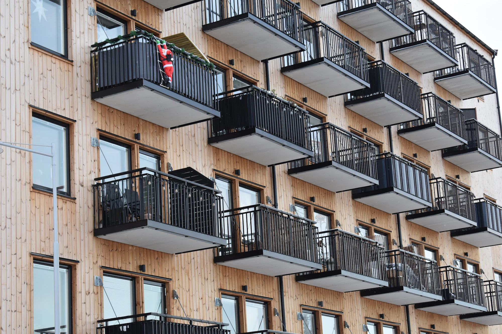 Flerbostadshus med balkonger i Karlstad