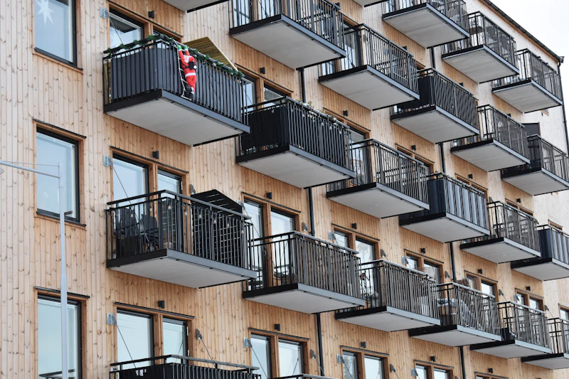 Flerbostadshus med balkonger i Karlstad