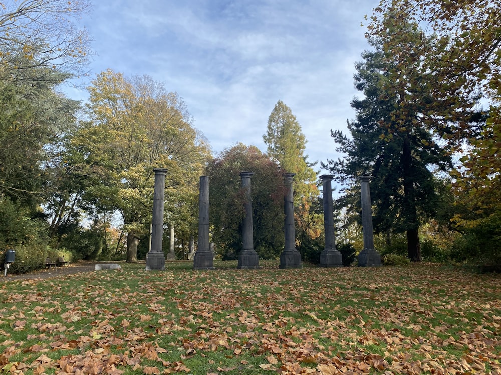 um grupo de pilares sentados no meio de um parque
