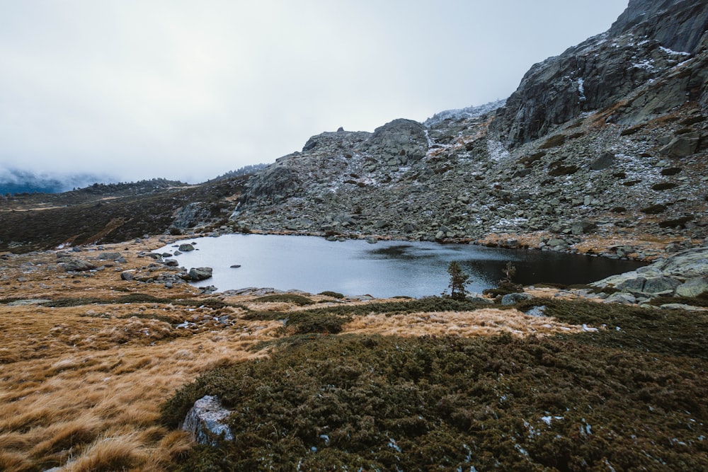 Un pequeño lago en medio de una montaña