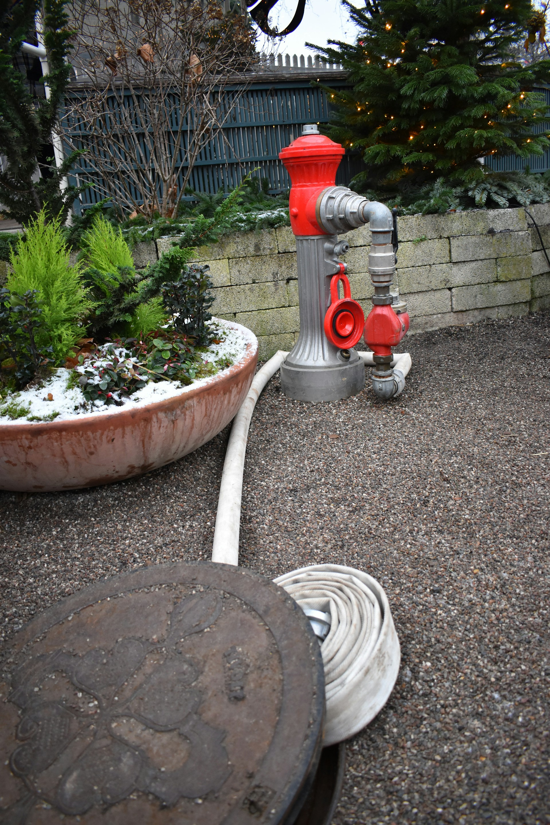 gray computer monitor