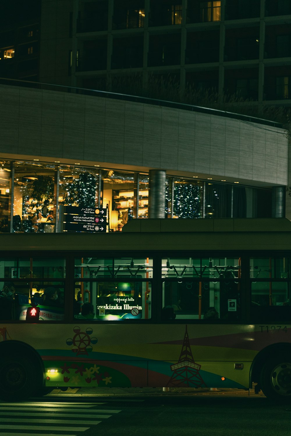 un autobus parcheggiato di fronte a un edificio di notte