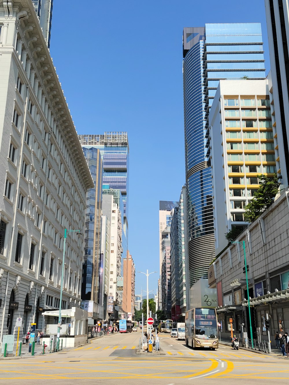 Una calle de la ciudad llena de edificios altos y tráfico