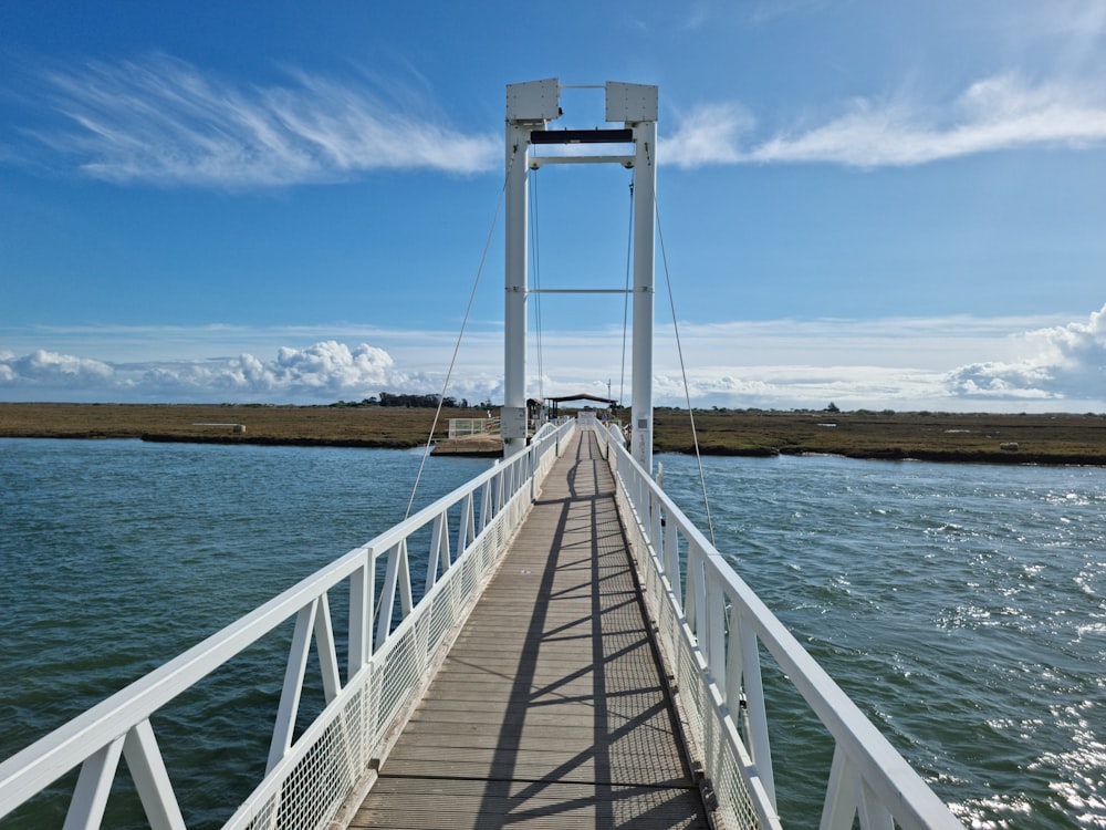 un lungo ponte su uno specchio d'acqua