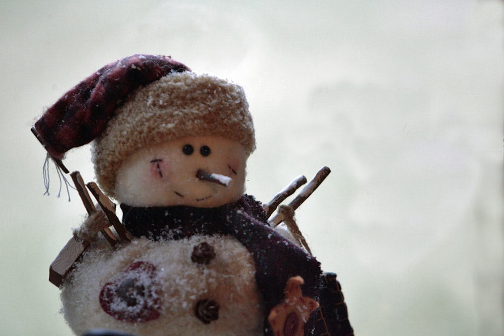 un muñeco de nieve y un muñeco de nieve con un cigarrillo en la boca