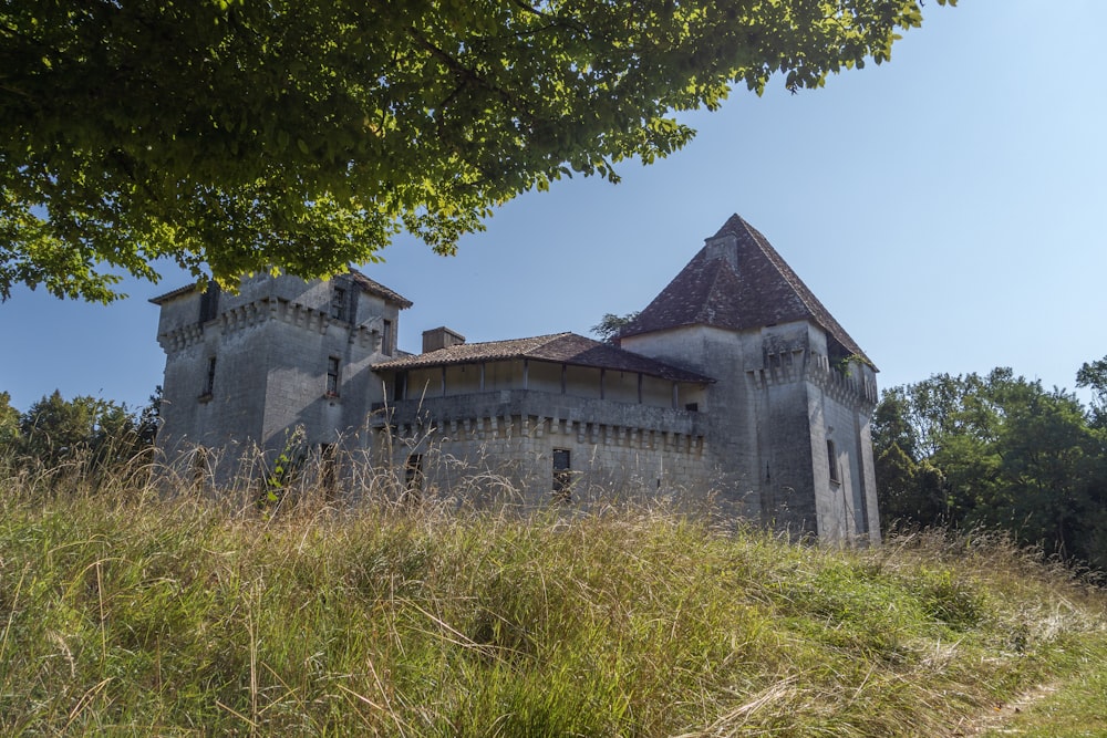 um edifício antigo com uma torre no topo de uma colina