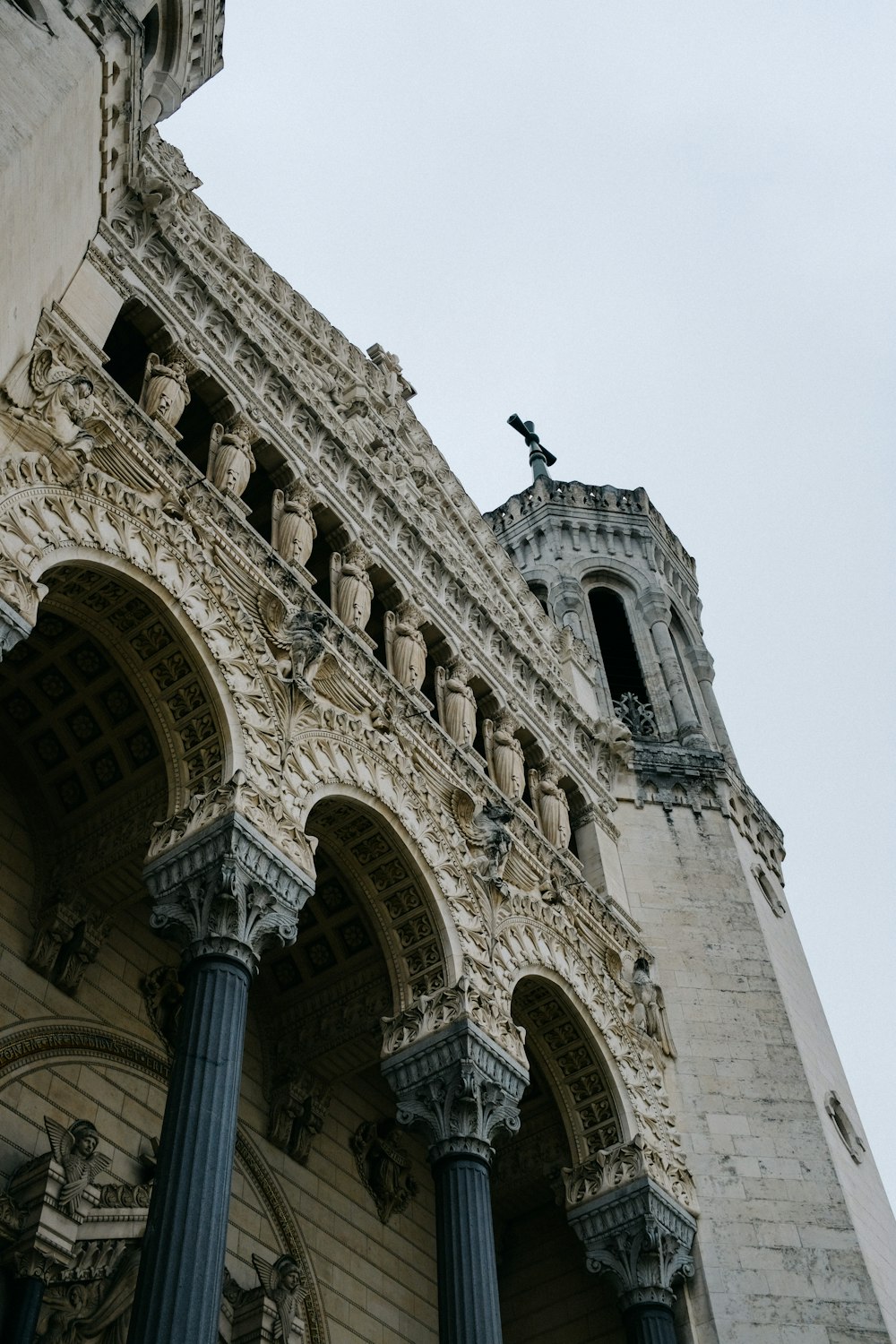 une haute tour avec une horloge sur le côté