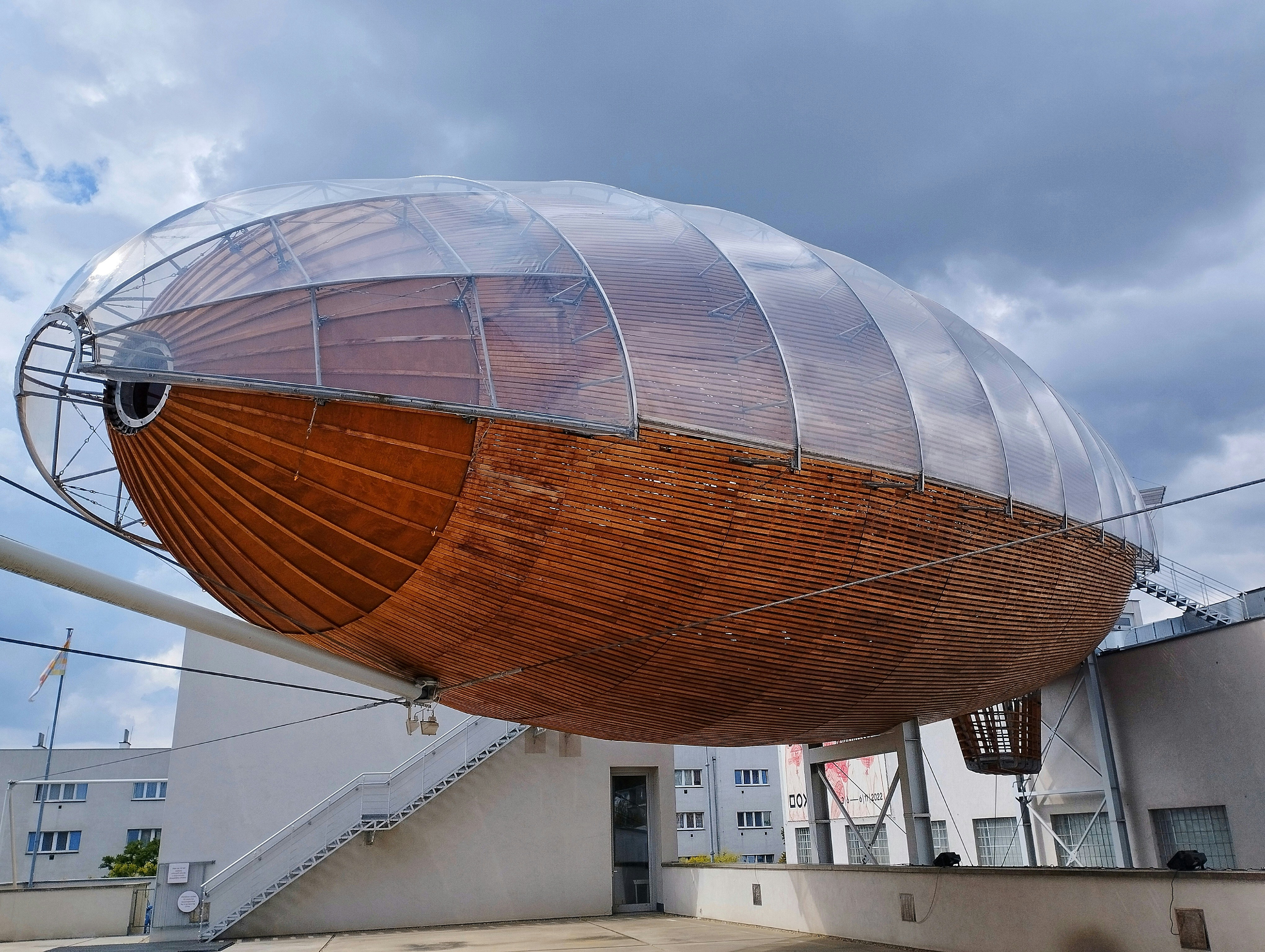 um grande barco de madeira sentado no topo de um edifício