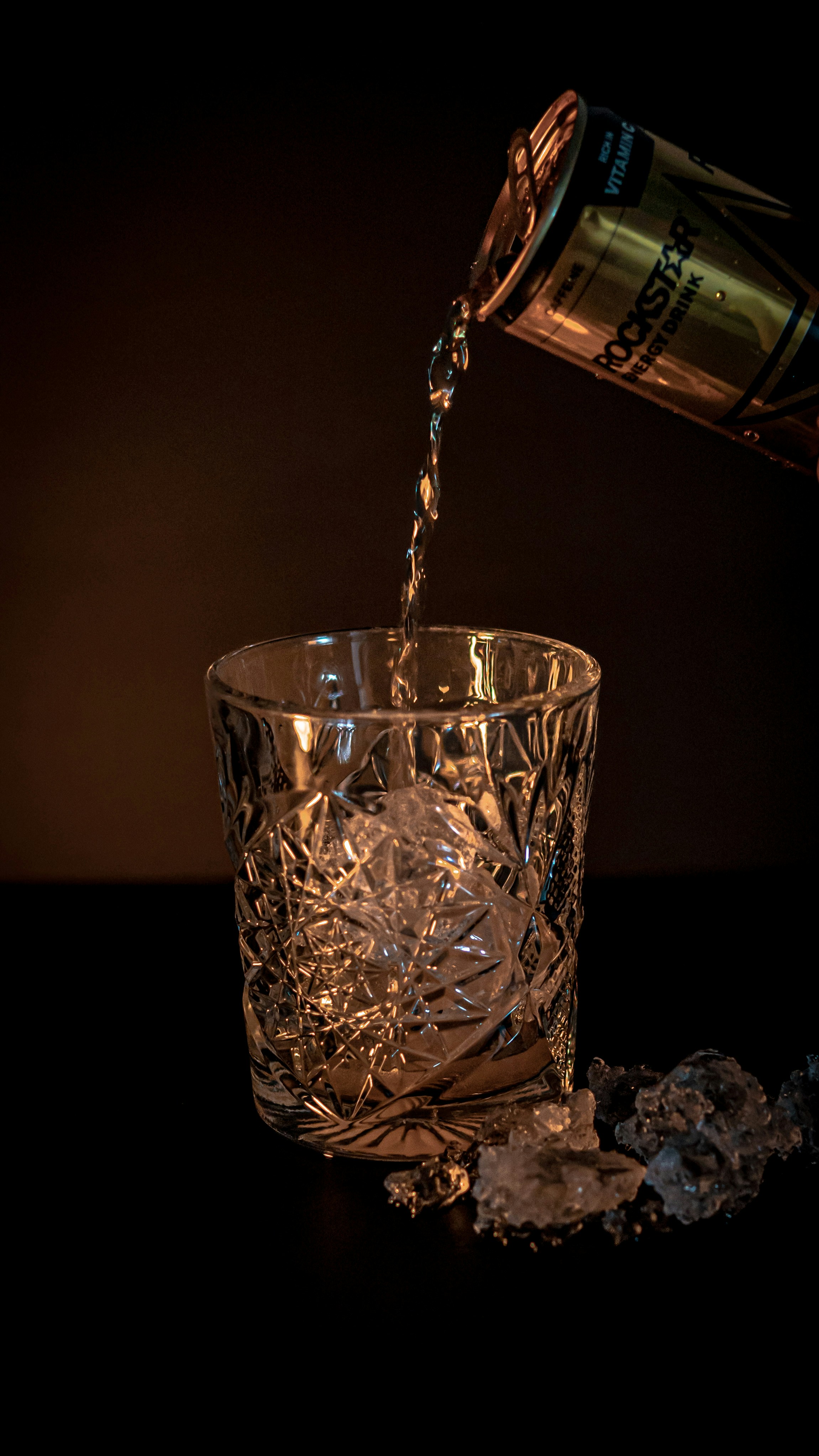 Eine Flasche Alkohol wird in ein Glas gegossen