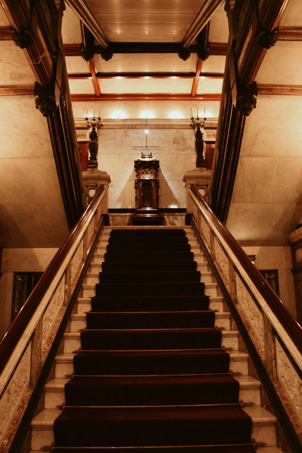 un conjunto de escaleras que conducen a un reloj