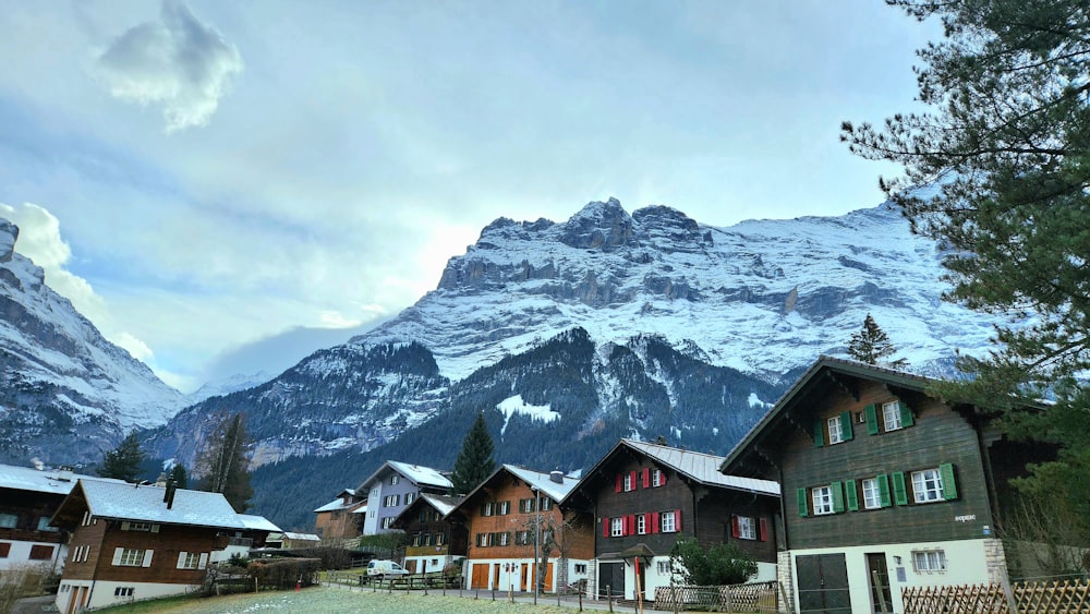 Un gruppo di case con le montagne sullo sfondo