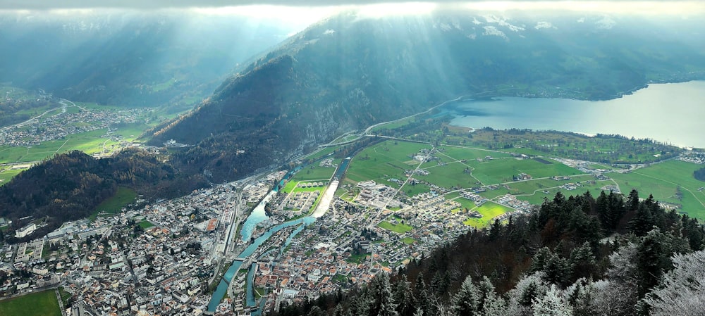una veduta aerea di una città e delle montagne