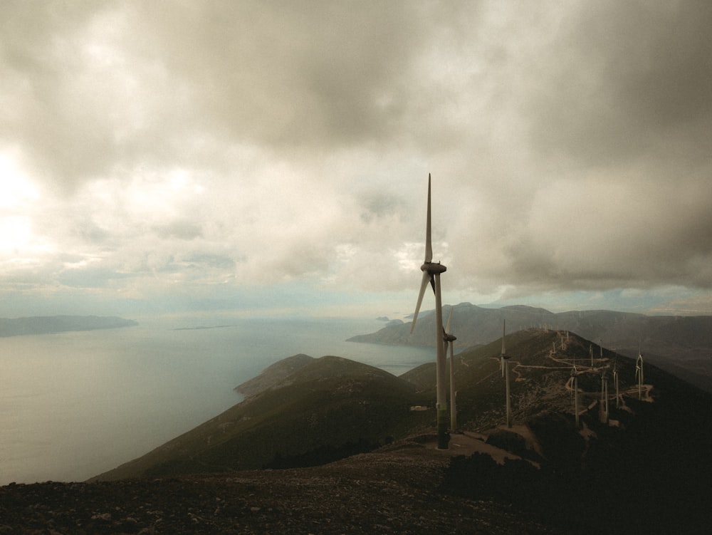 une éolienne au sommet d’une montagne