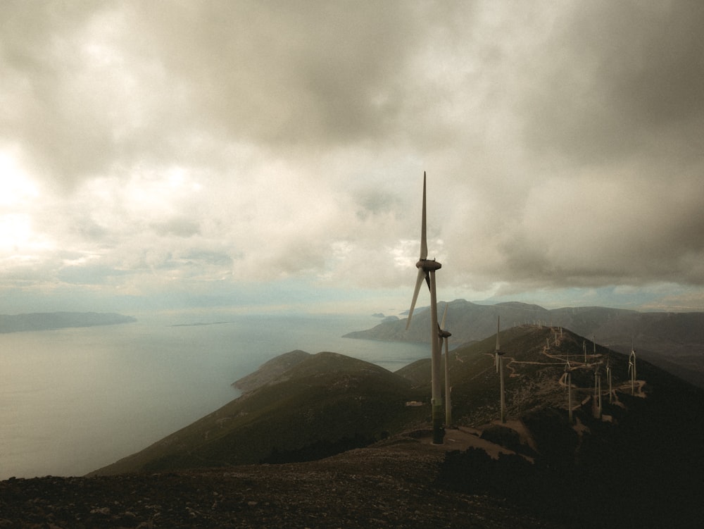 Una turbina eólica sentada en la cima de una montaña