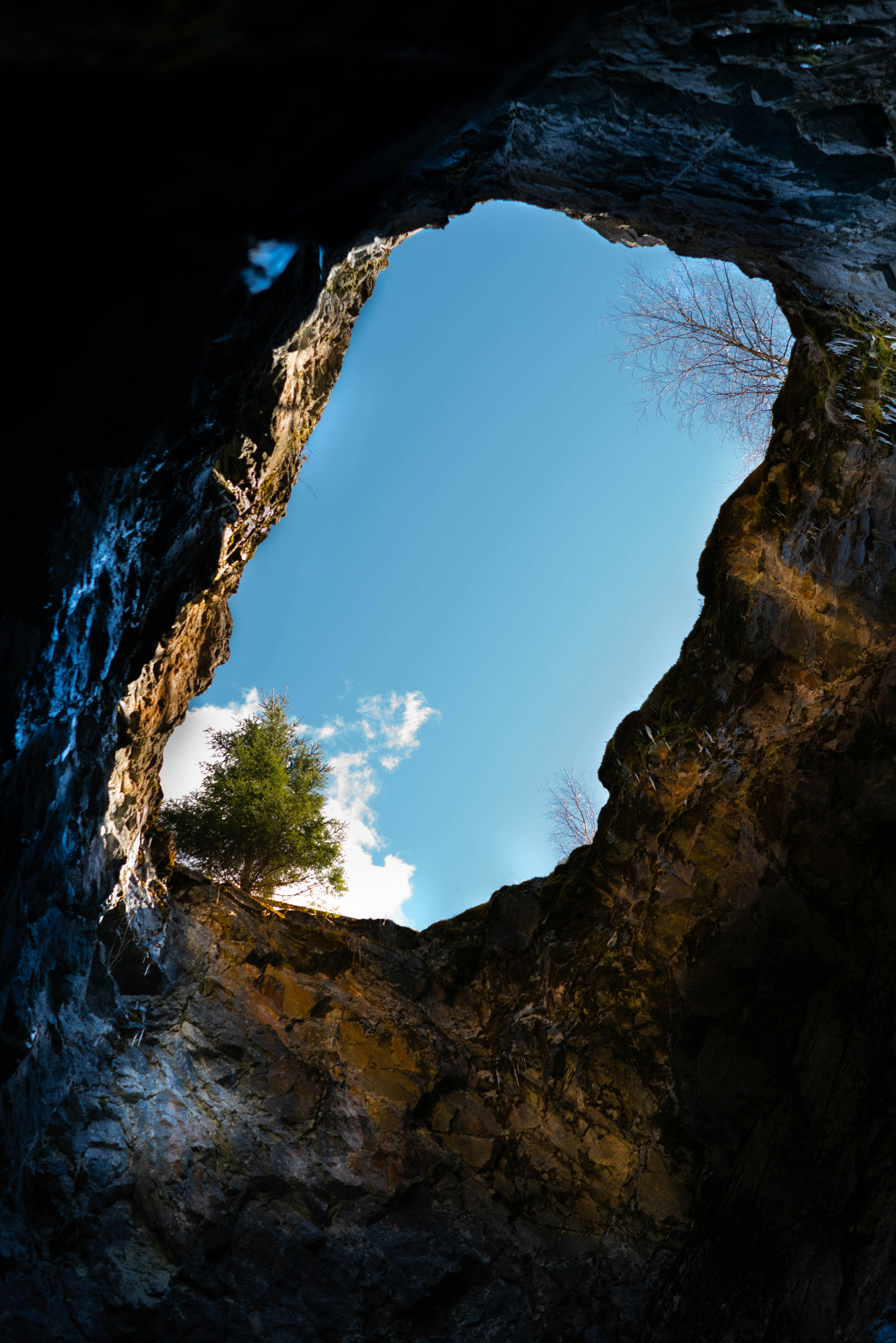 Blick in den Himmel aus dem Inneren einer Höhle