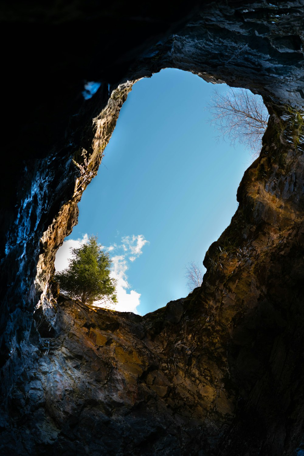 Blick in den Himmel aus dem Inneren einer Höhle