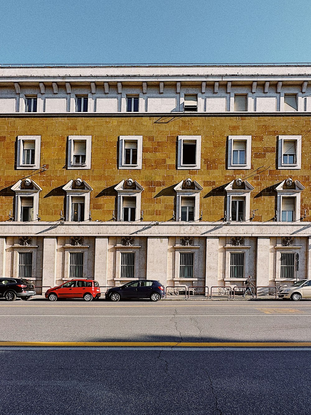 auto parcheggiate di fronte a un edificio alto