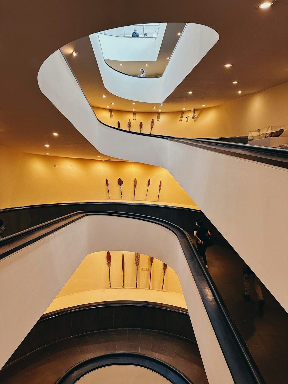 uma vista de uma escada rolante em um edifício
