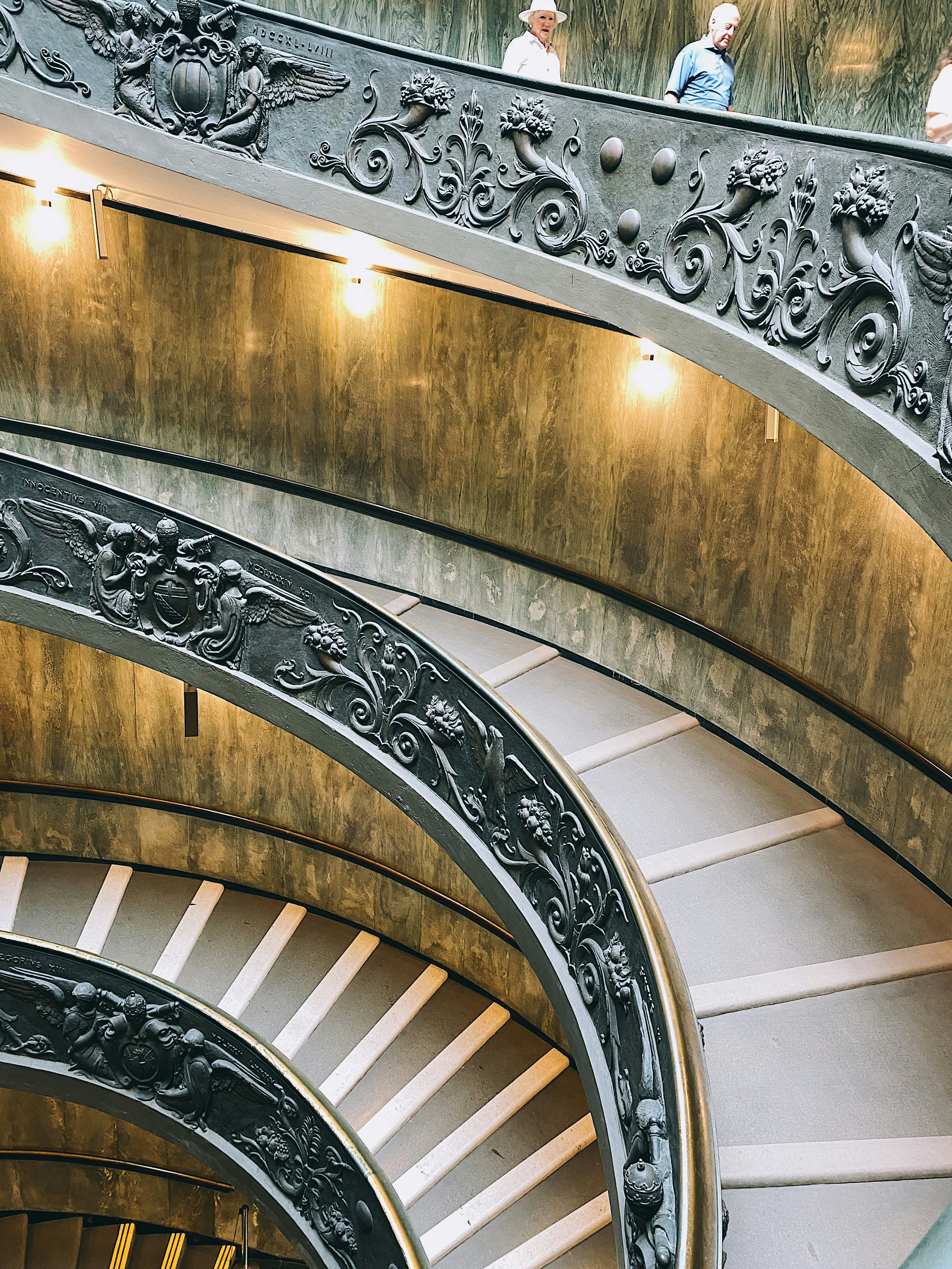 great photo recipe,how to photograph a group of people standing on top of a spiral staircase