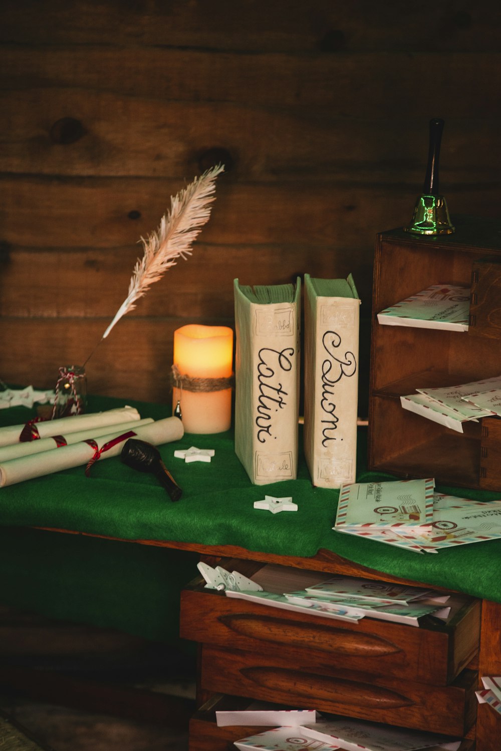 uma mesa coberta com livros e uma vela
