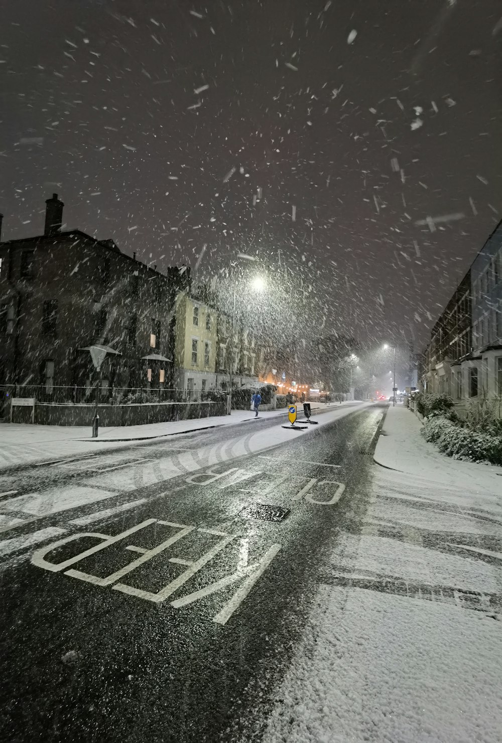 Une nuit enneigée dans une petite ville avec un passage pour piétons