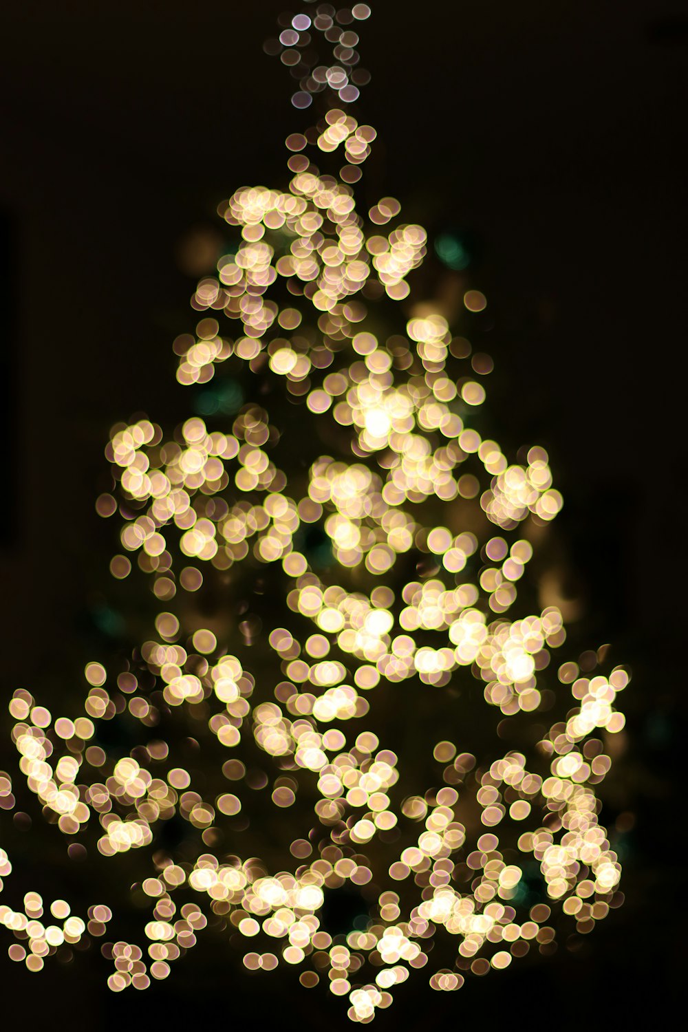 uma árvore de Natal iluminada no escuro