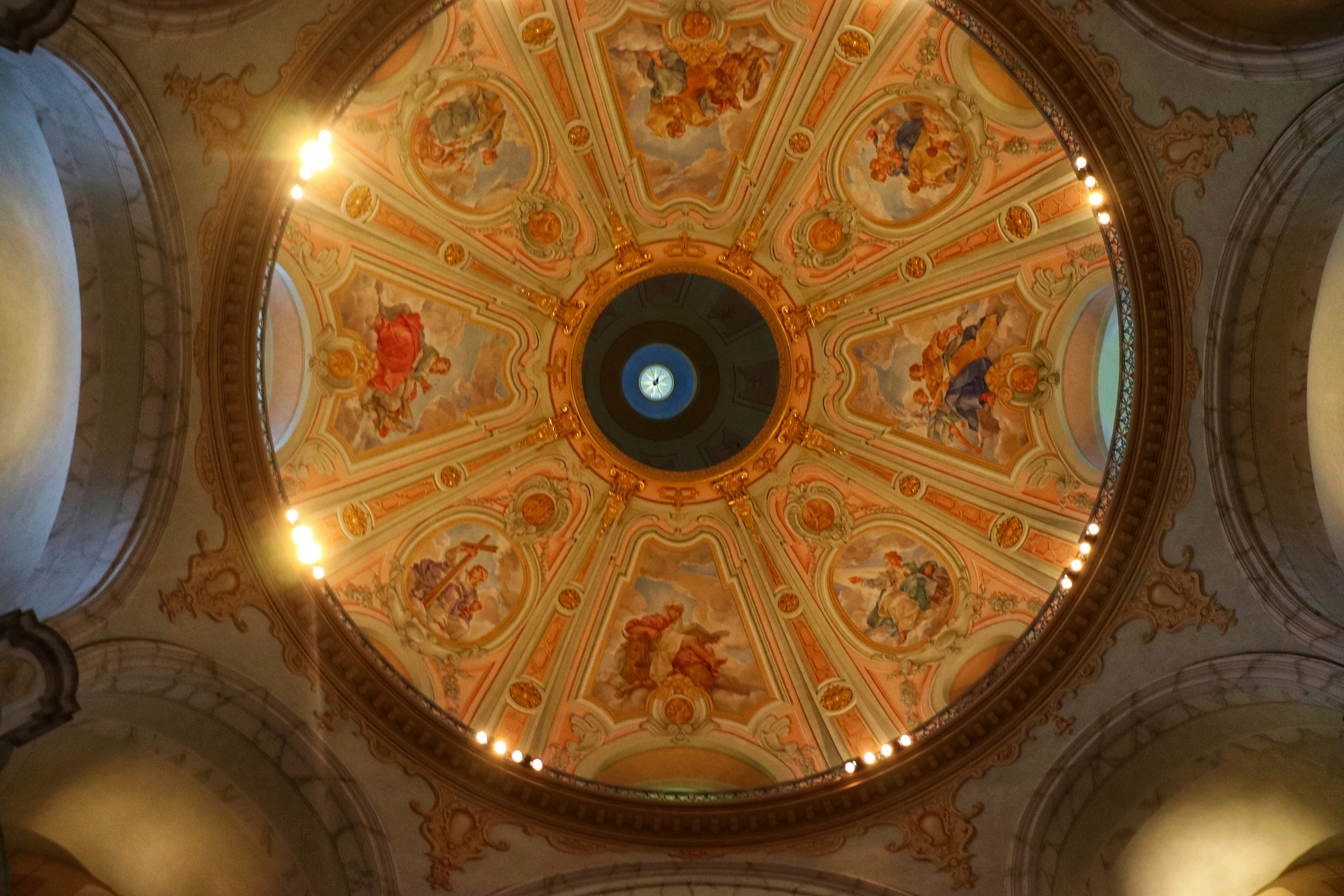 die Decke einer Kirche mit einer bemalten Kuppel