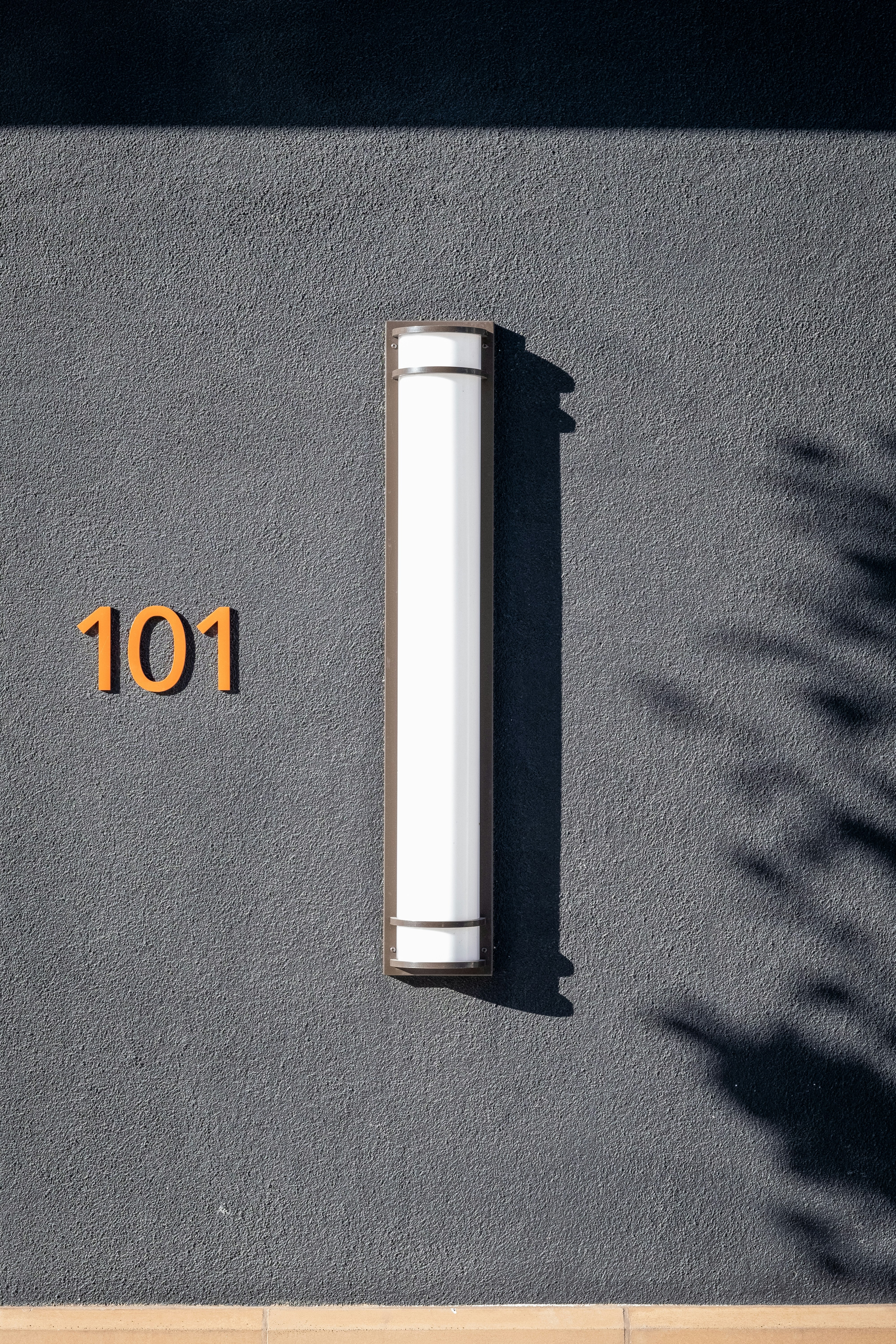 un bâtiment avec un numéro sur le côté