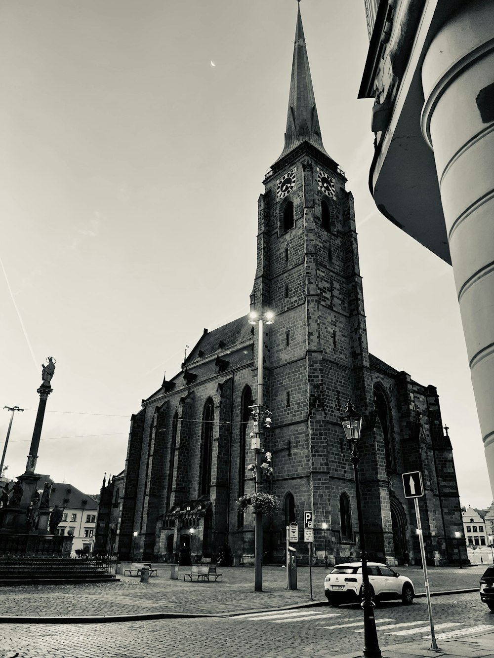 Una foto en blanco y negro de una antigua iglesia