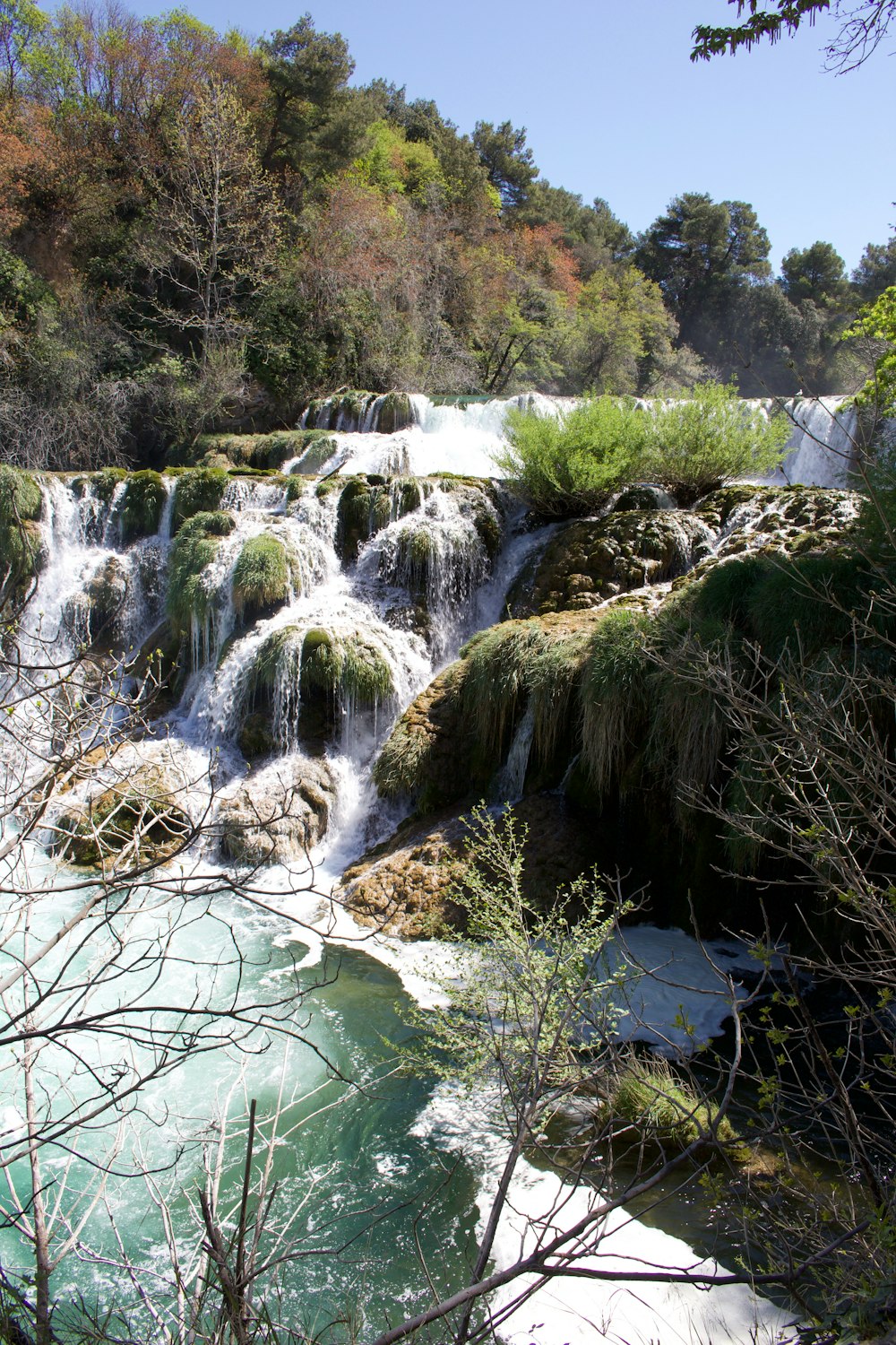 Ein kleiner Wasserfall mitten im Wald