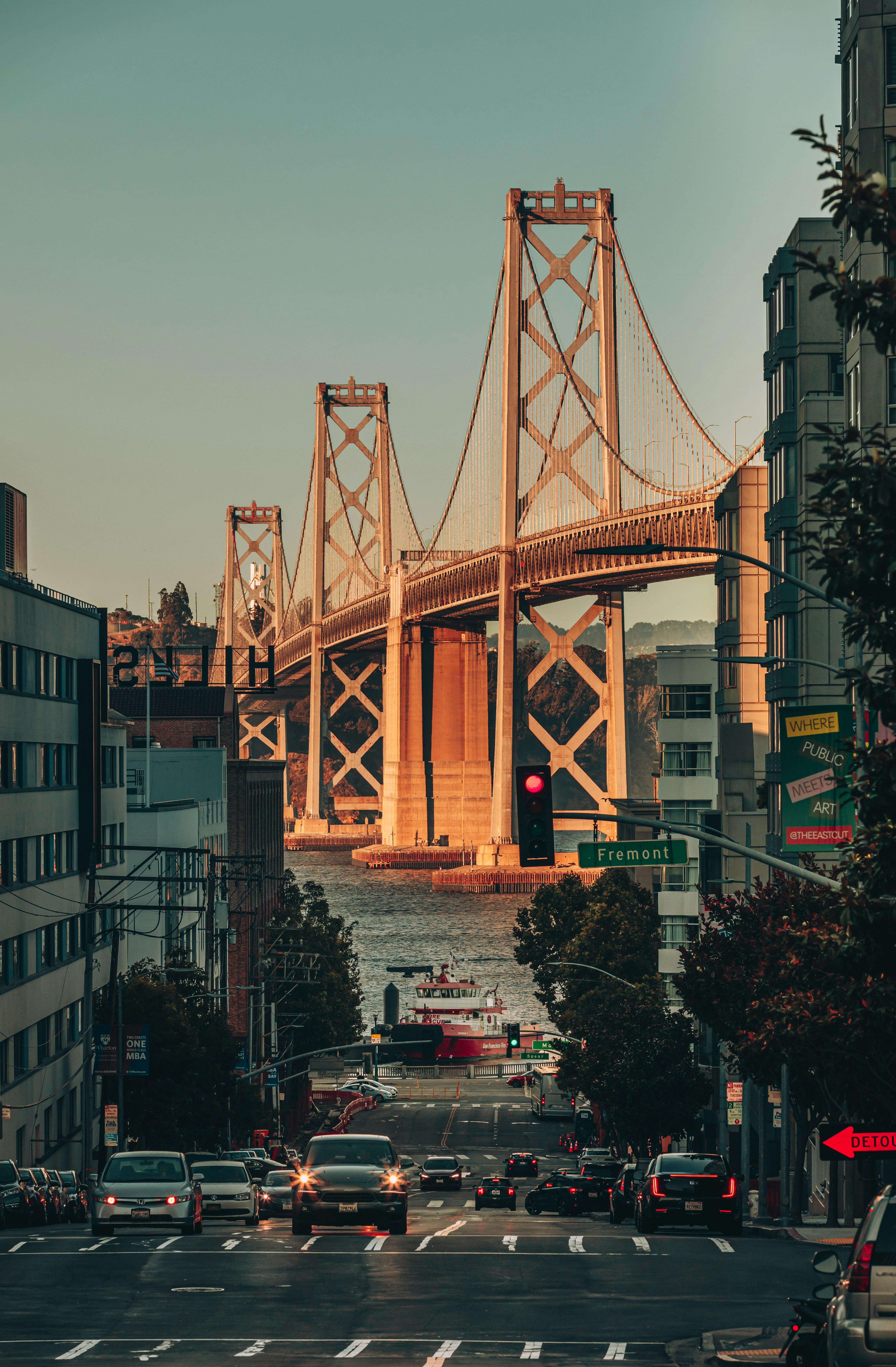 Vue d’un pont au-dessus d’une rue de la ville