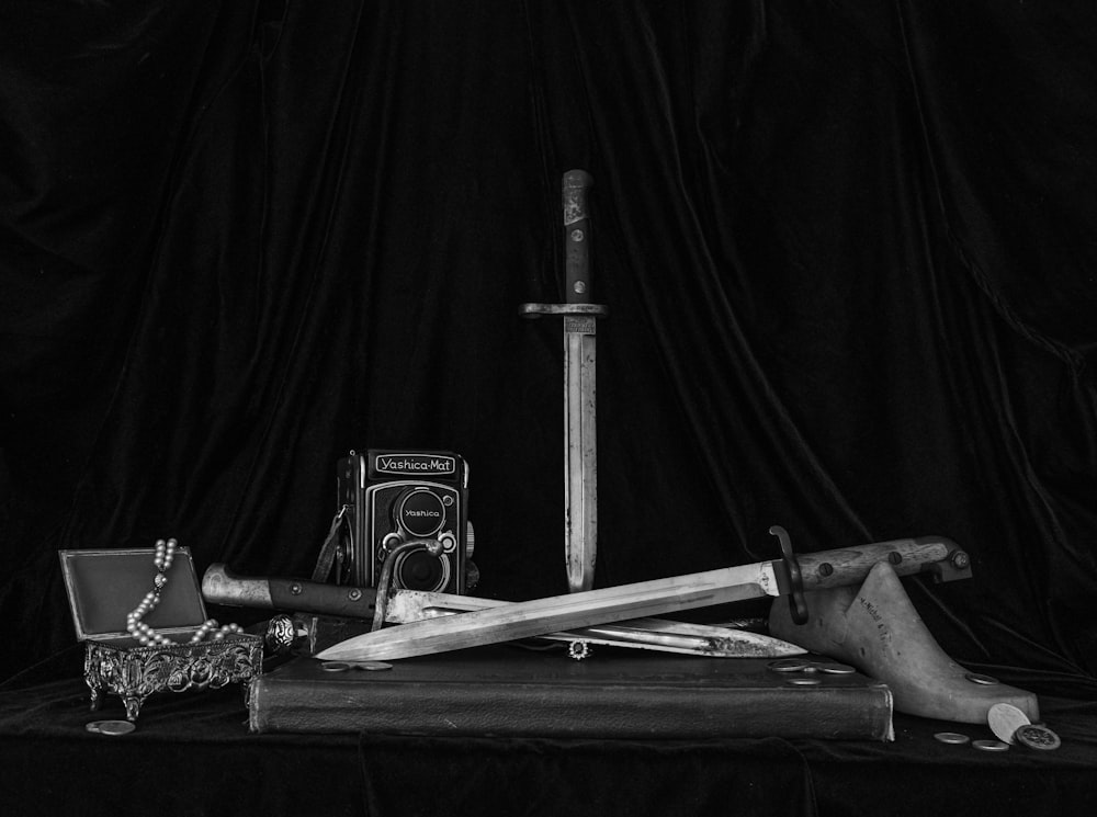 una foto en blanco y negro de una espada y otros artículos